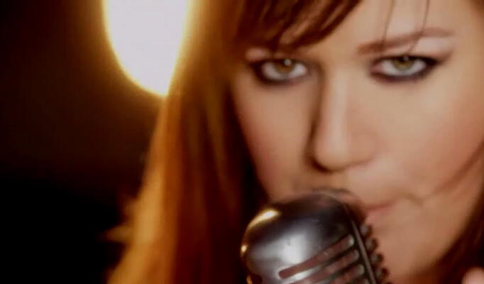 Kelly Clarkson — Stronger (What Doesn't Kill You) скачать клип