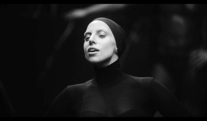 Lady Gaga — Applause скачать клип