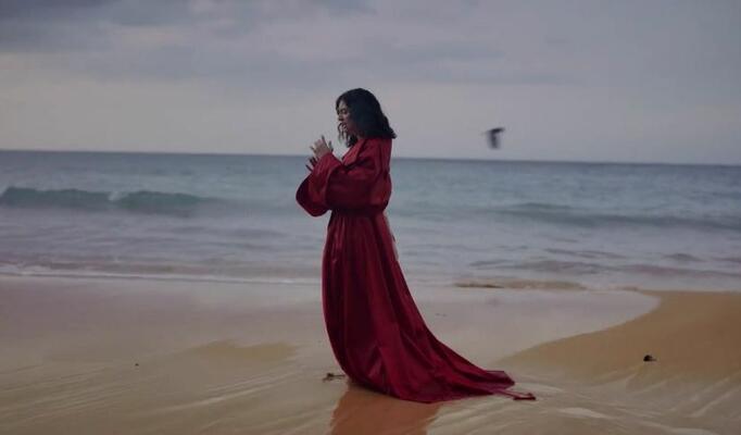 Lorde — Perfect Places скачать клип