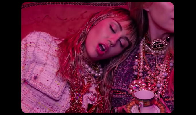 Miley Cyrus — Mother's Daughter скачать клип