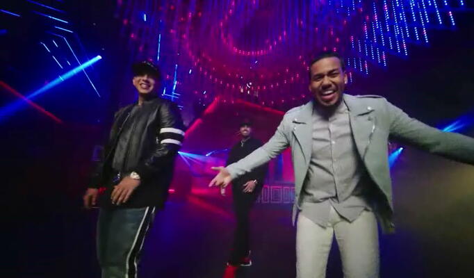 Romeo Santos, Daddy Yankee, Nicky Jam — Bella y Sensual скачать клип