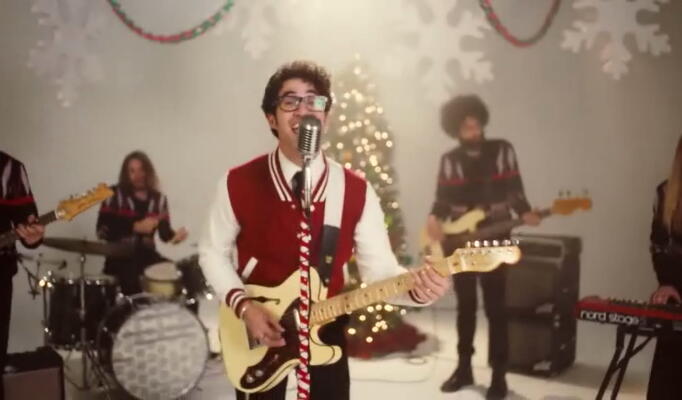Darren Criss — Christmas Dance скачать клип