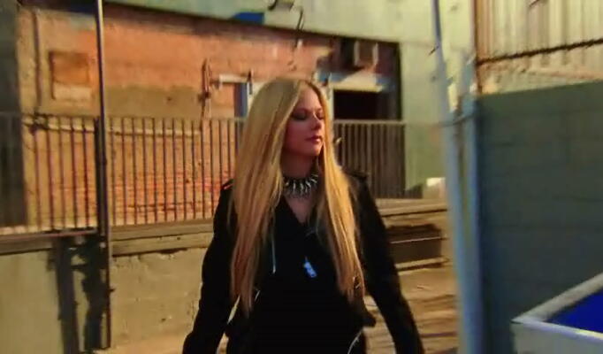 WILLOW, Avril Lavigne ft. Travis Barker — G R O W скачать клип