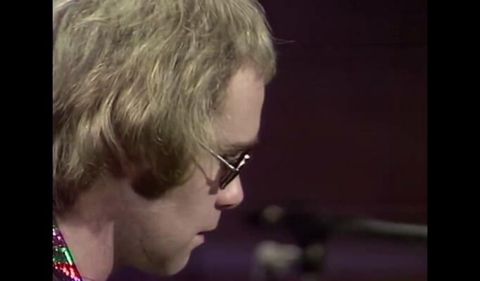 Elton John — Tiny Dancer скачать клип