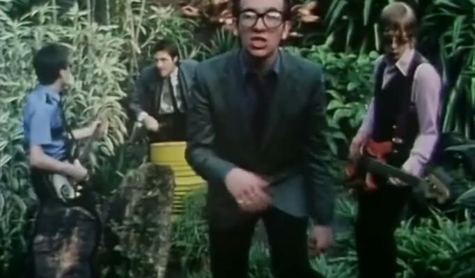 Elvis Costello & The Attractions — (What-s So Funny -Bout) Peace, Love And Understanding скачать клип