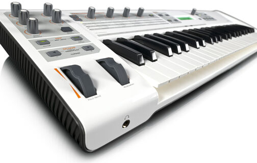 Что выбрать: MIDI-клавиатуру или синтезатор?