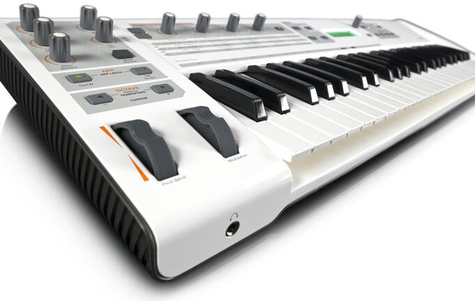 Что выбрать: MIDI-клавиатуру или синтезатор?