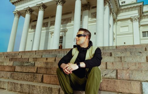 Darude отмечает 25-летие трека "Sandstorm" забегом на 6 км по локациям из клипа